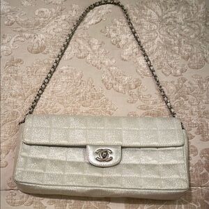 CHANEL Quilted Metallic White Shoulder Bag with Chain